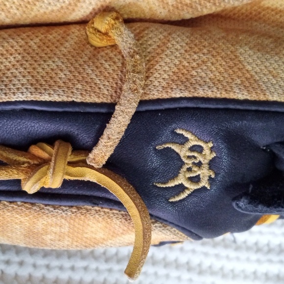 DeMarini Rouge Baseball Mitt - Picture 3 of 15